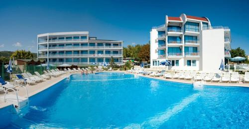Junior Suite with Balcony and Sea View (2 Adults + 2 Children)