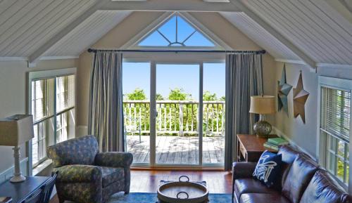 One-Bedroom Cottage with Lake View 