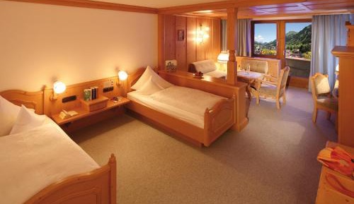 Standard Twin Room with Mountain View