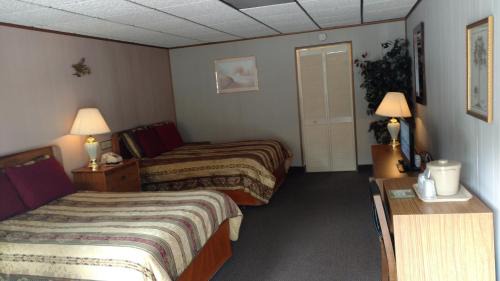 Queen Room with Two Queen Beds - Non-Smoking