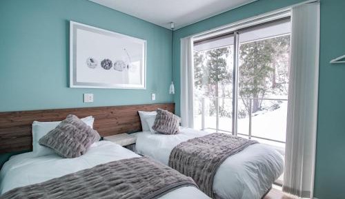 Apartment with Mountain View