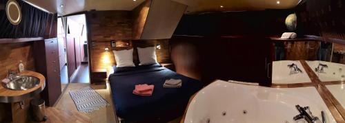 One-Cabin Boat