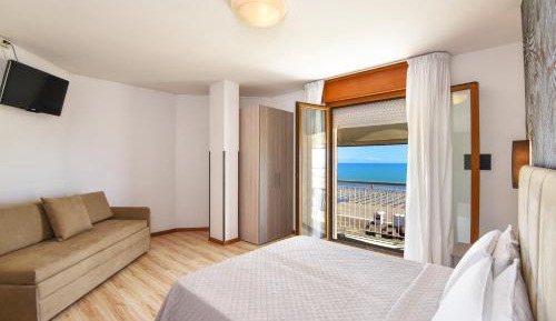 Double Room with  Lateral Sea View