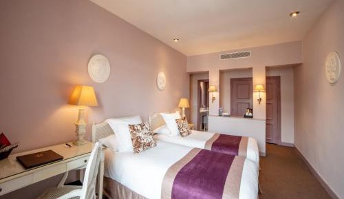 Executive Room (Free Wine Tasting)