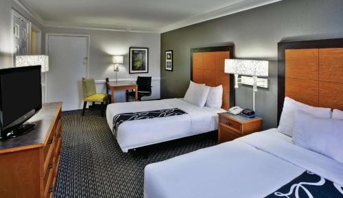 Queen Room with Two Queen Beds and Bath Tub with Grab Bars - Mobility Accessible/Non-Smoking
