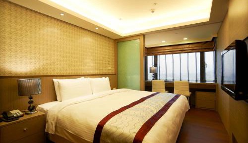Two-Bedroom Apartment (3 Adults)