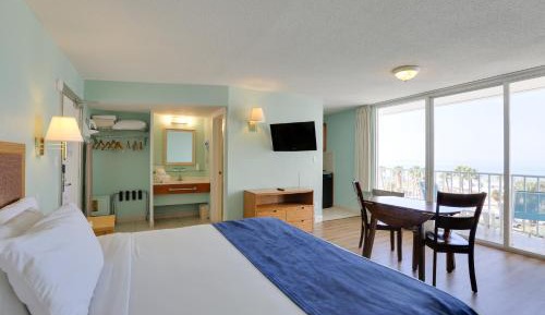 Deluxe King Room with Pool View - Non-Smoking