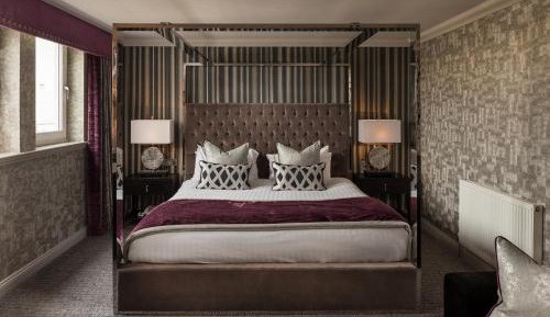 Suite Family Room