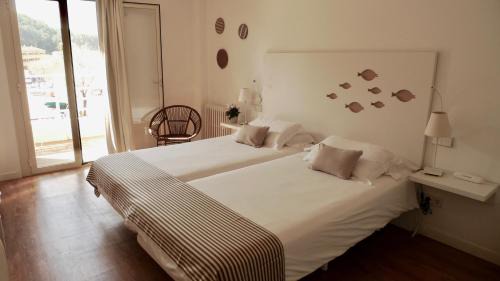 Double or Twin Room with Side Sea View
