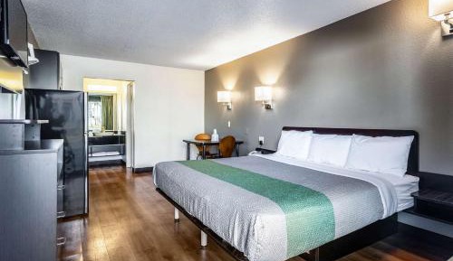 Deluxe King Room - Non-Smoking