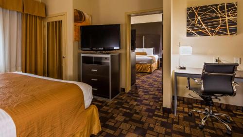 Deluxe King Suite with Two King Beds - Non-Smoking