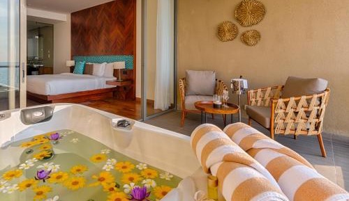 Jacuzzi Suite - Complimentary sundowner cocktail from 4:30 to 5:30 pm