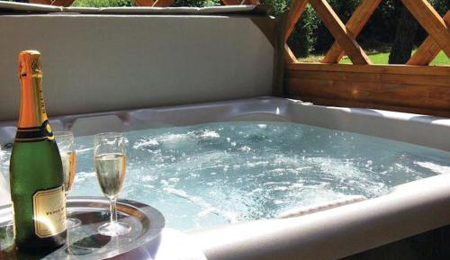 Holiday Home Teak 8 Hot Tub - No Pets