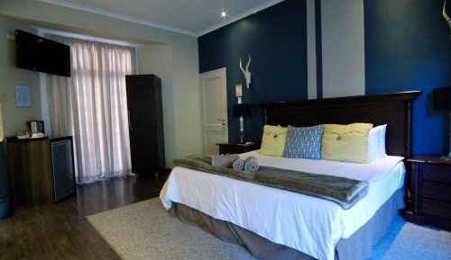 One-Bedroom Suite with Patio and Garden View