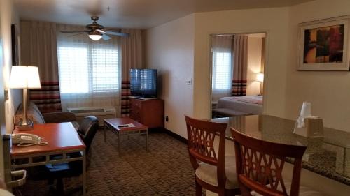 One-Bedroom King Suite - Non-Smoking