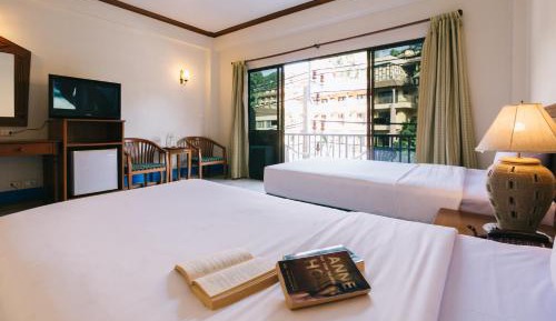 Twin Room with Street View