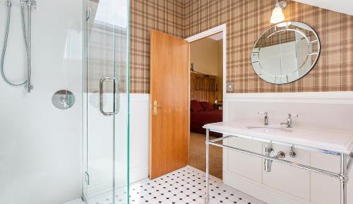 Lodge - Queen Room