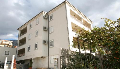 One-Bedroom Apartment with Terrace - Ground Floor