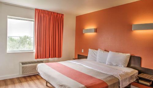 King Suite with Spa Bath - Non-Smoking