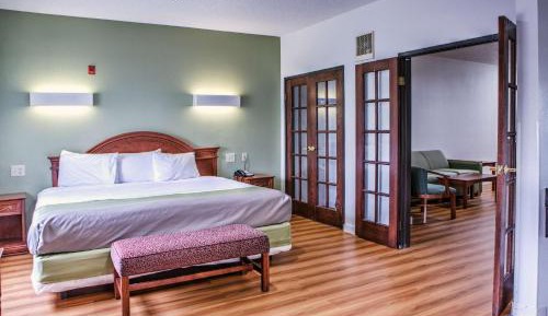 Deluxe King Suite - Non-Smoking