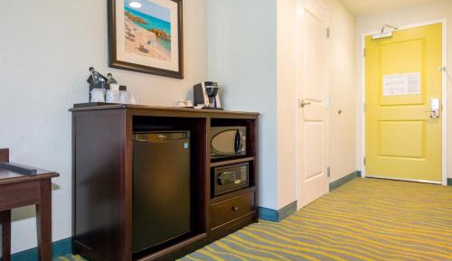 Queen Room with Pool View