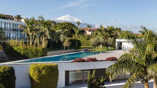 Apartment with Pool View 