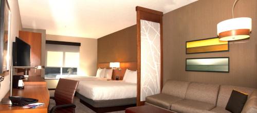 Queen Room with Two Queen Beds and Sofa Bed - High Floor