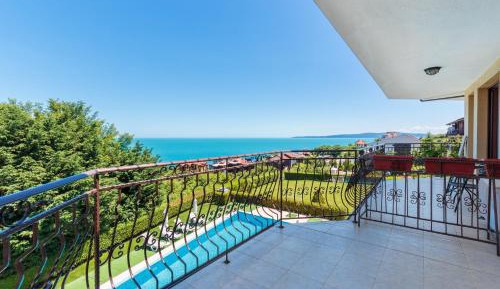 One-Bedroom Apartment with Sea View