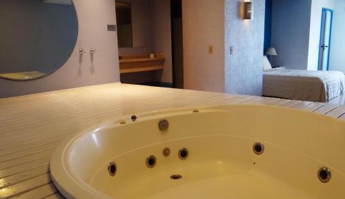 Queen Suite with Spa Bath