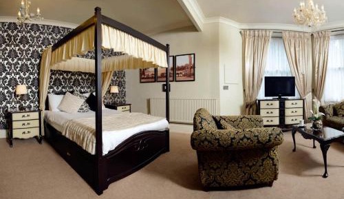 Suite With Four Poster Bed