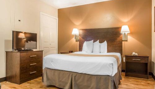 Efficiency Queen Room - Accessible/Non-Smoking