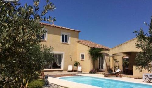 Deux chambres doubles avec une salle de bain séparée