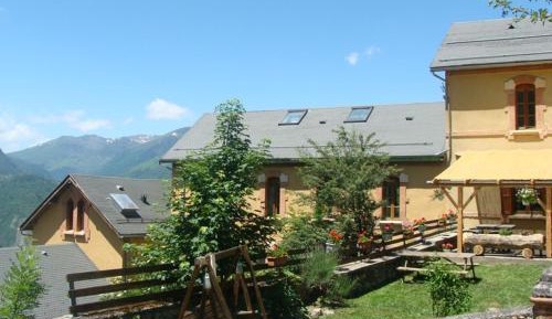Standard Twin Room with Mountain View