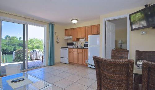 Bay Side One-Bedroom Suite - Non-Smoking