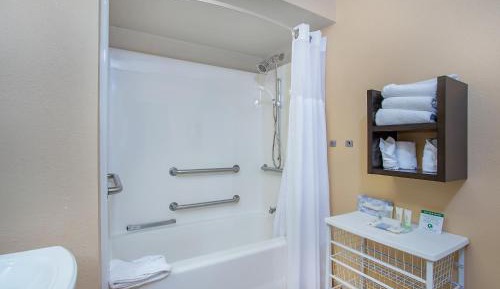 Queen Studio Suite with Bath Tub - Mobility Accessible - Non-Smoking
