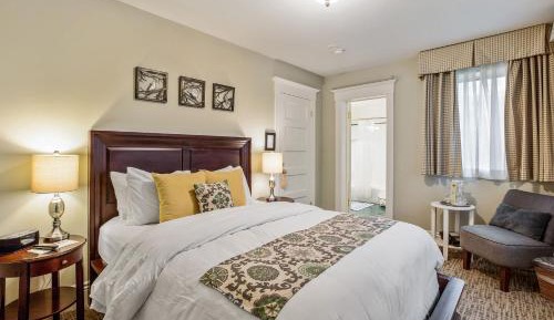 Queen Room with Private Bath