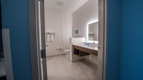 King Room - Mobility Access/Hearing Accessible