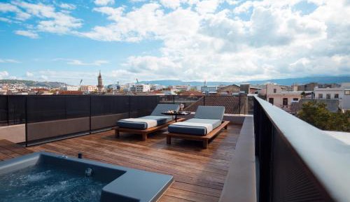  Honeymoon Suite with Private Terrace, Hot Tub and Old Town View