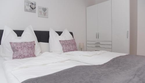 Large One-Bedroom Apartment with Balcony