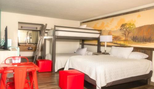 Queen w/ Queen Bunk Beds