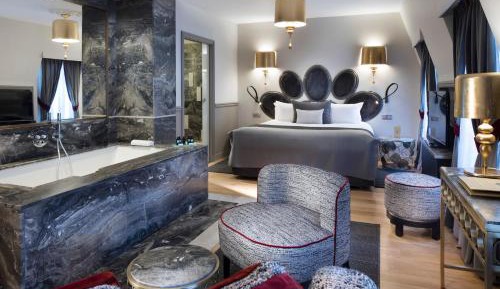 Deluxe Suite with Spa Bath
