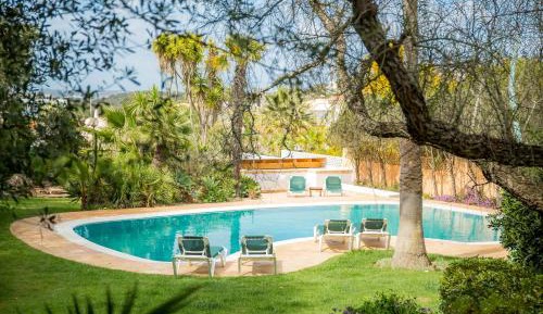 One-Bedroom House with Terrace and Pool View