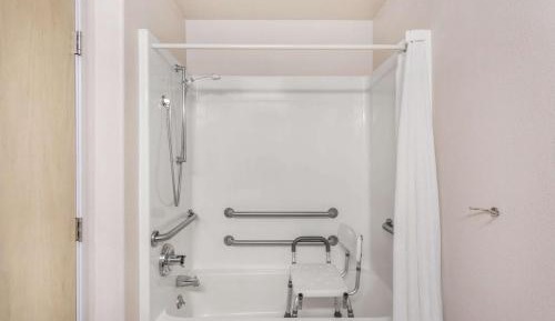 Queen Room with Bath Tub - Mobility Accessible/Non-Smoking