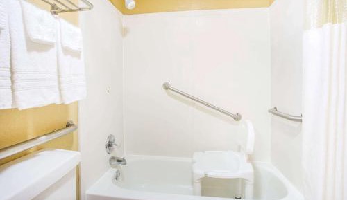 King Room with Bath Tub - Mobility Accessible/Non-Smoking