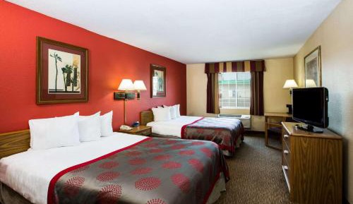 Deluxe Room with Three Queen Beds - Non-Smoking