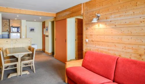 Select One-Bedroom Apartment (5 People)