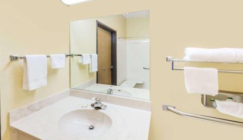 2 Queen Beds Room - Disability Access/Non-Smoking