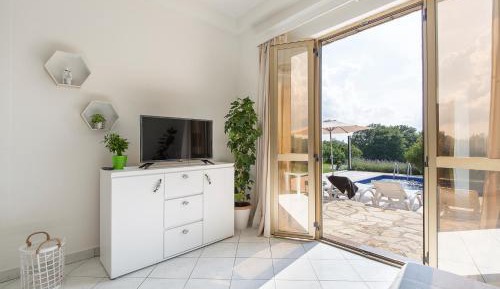 Apartment with Pool View 