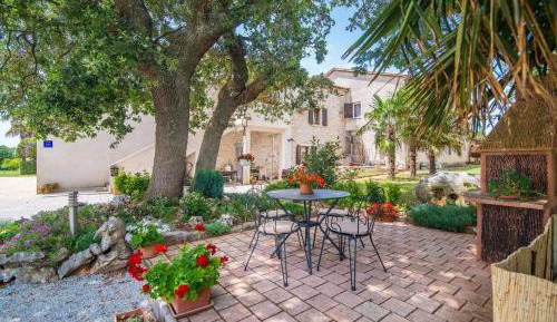 Apartment with Garden View