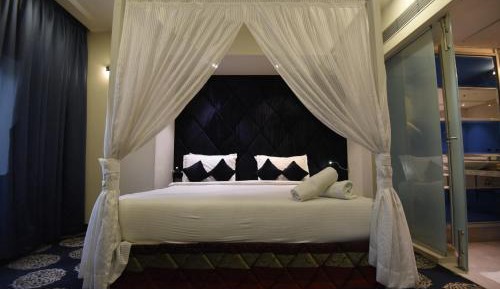Suite room with Jacuzzi and Minibar